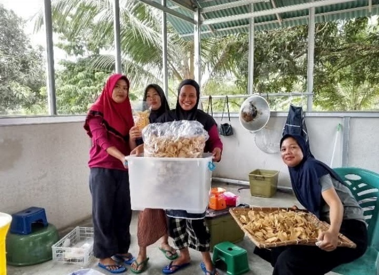 SEMANGAT: Usaha Keripik MU yang dikelola ibu-ibu mualaf di Desa Tuapejat Kilometer 6, Sipora Utara, kemarin.(ARIF RD/PADEK)
