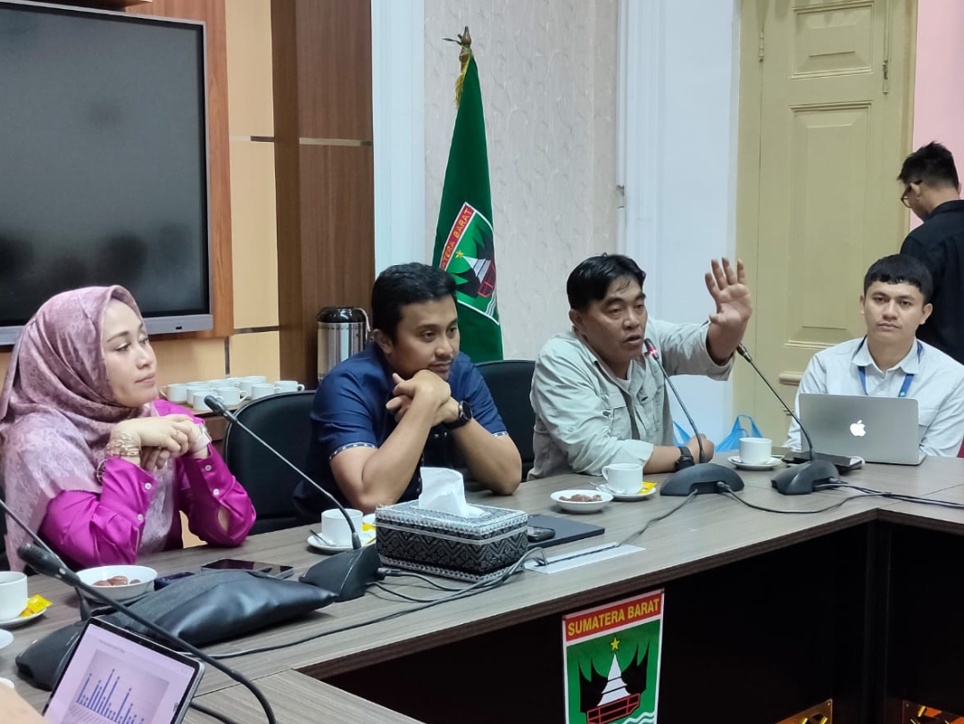 Wagub Sumbar, Vasko Ruseimy (dua dari kiri) pertemuan dengan Tim Pemberdayaan dan Pengembangan Desa Wisata (TP2 DEWI) Sumbar di Padang, Rabu (12/3/2025). (Foto: Mona Sisca)