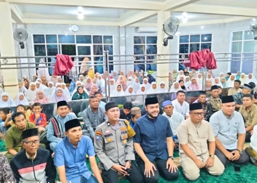 Wali Kota Padang, Fadly Amran, saat menghadiri shalat tarawih di Masjid Taufiq, Kecamatan Kuranji, Kota Padang, Rabu (12/3/2025). (Foto: Prokopim)