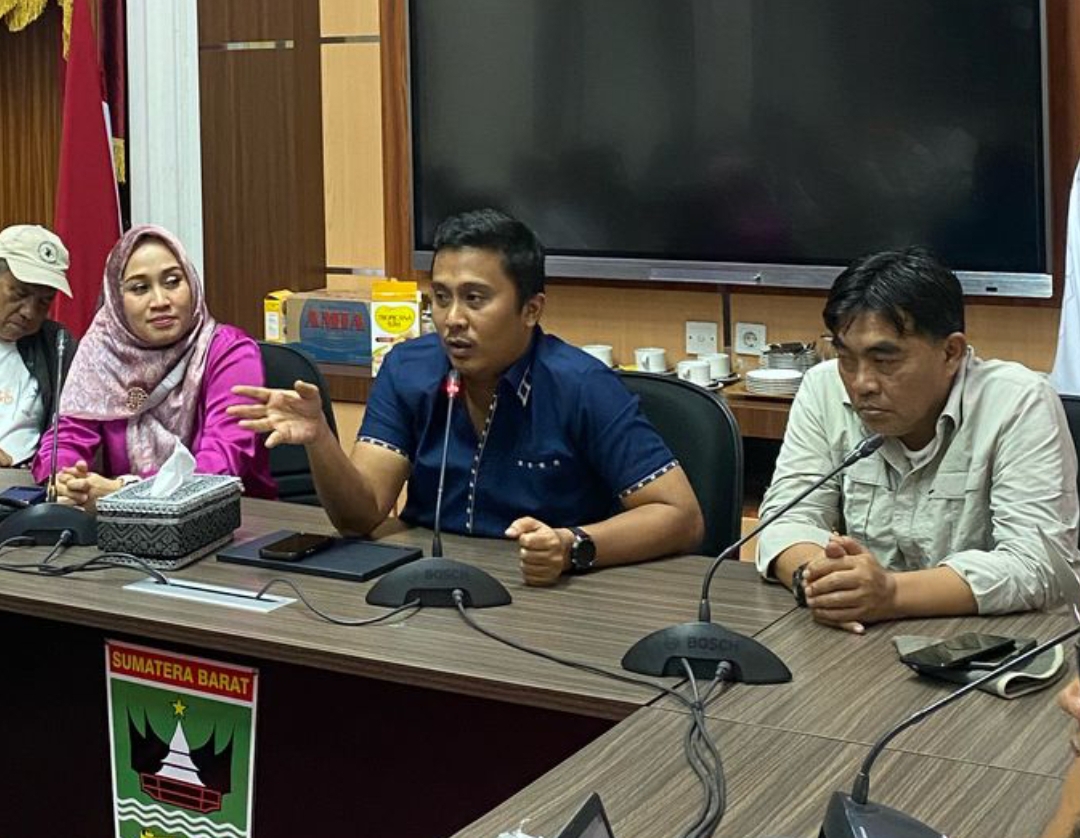 Pakar Pariwisata dari Universitas Andalas yang juga Ketua BPPD Sumbar, Sari Lenggogeni (kiri) saat pertemuan dengan Wagub Vasko Ruseimy dan TP2DEWI yang dipimpin M Zuhrizul (kanan). (Foto: TP2DEWI)