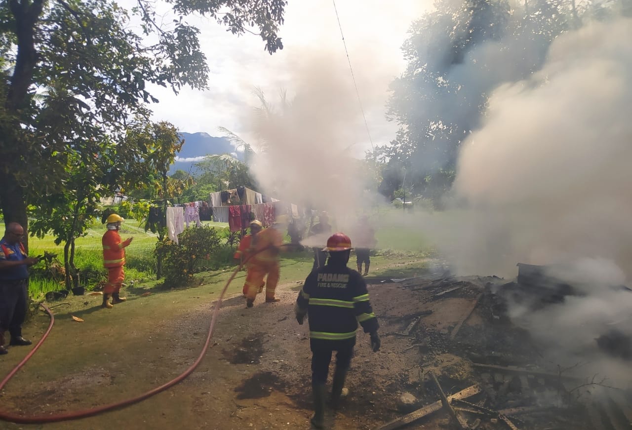 Kebakaran menghanguskan gudang di Padangbesi, Lubukkilangan, Kota Padang Kamis (13/3/2025). Damkar Padang berhasil memadamkan api dan mencegah kerugian lebih besar.