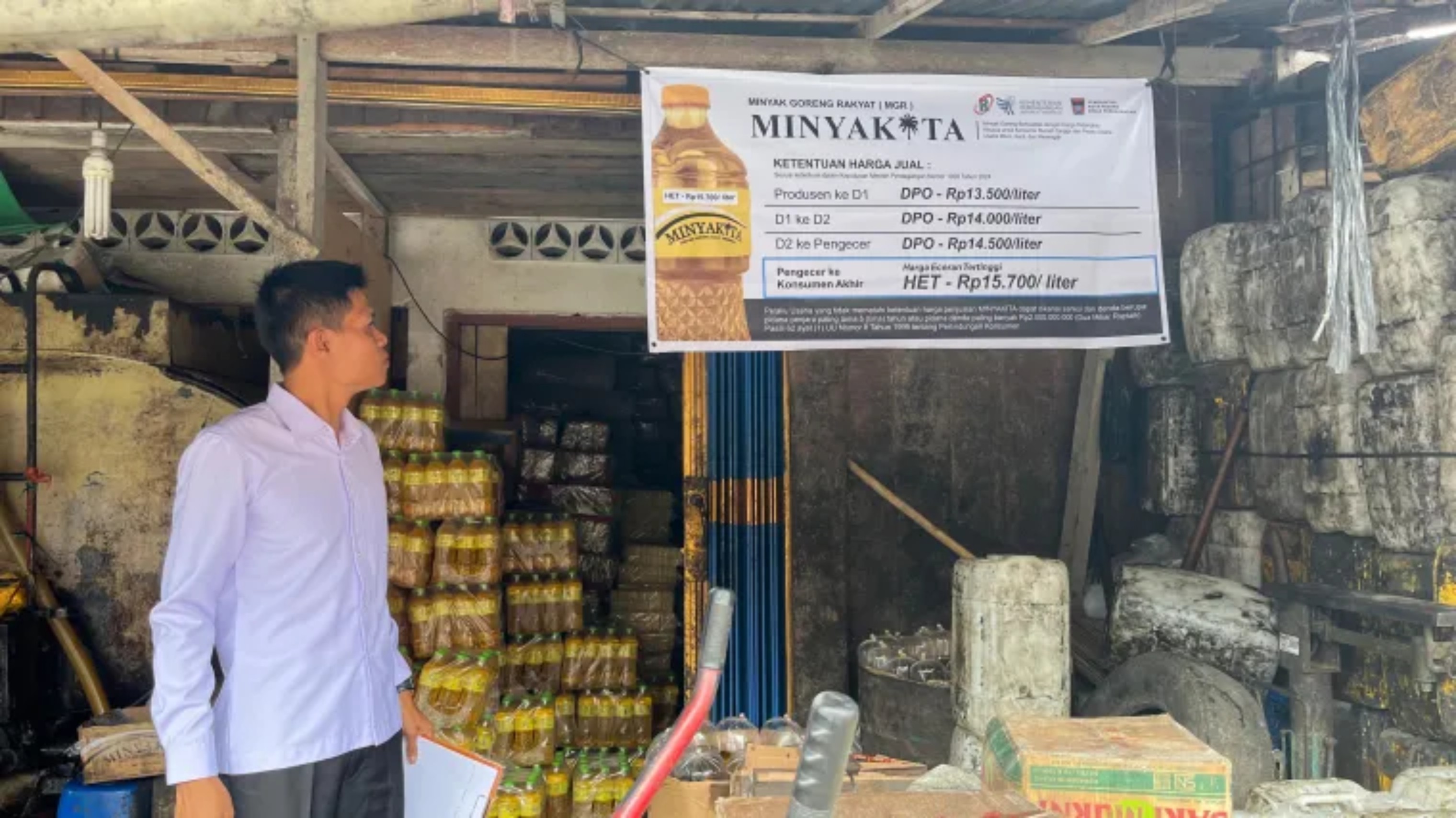 SUSURI PASAR: Ipda Riquel Mukhtadi saat melakukan sidak HET MinyaKita di salah satu pasar tradisional di Agam, Rabu (12/3).(PUTRA/PADEK)