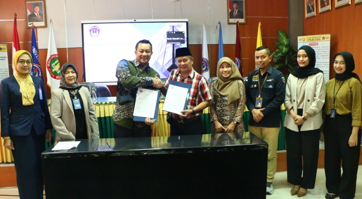 Area Head Bank Mandiri Area Padang, Oktariza, bersama Rektor Universitas PGRI Sumatera Barat, Prof. Dr. H. Ansofino, M.Si, teken MoU layanan digital.