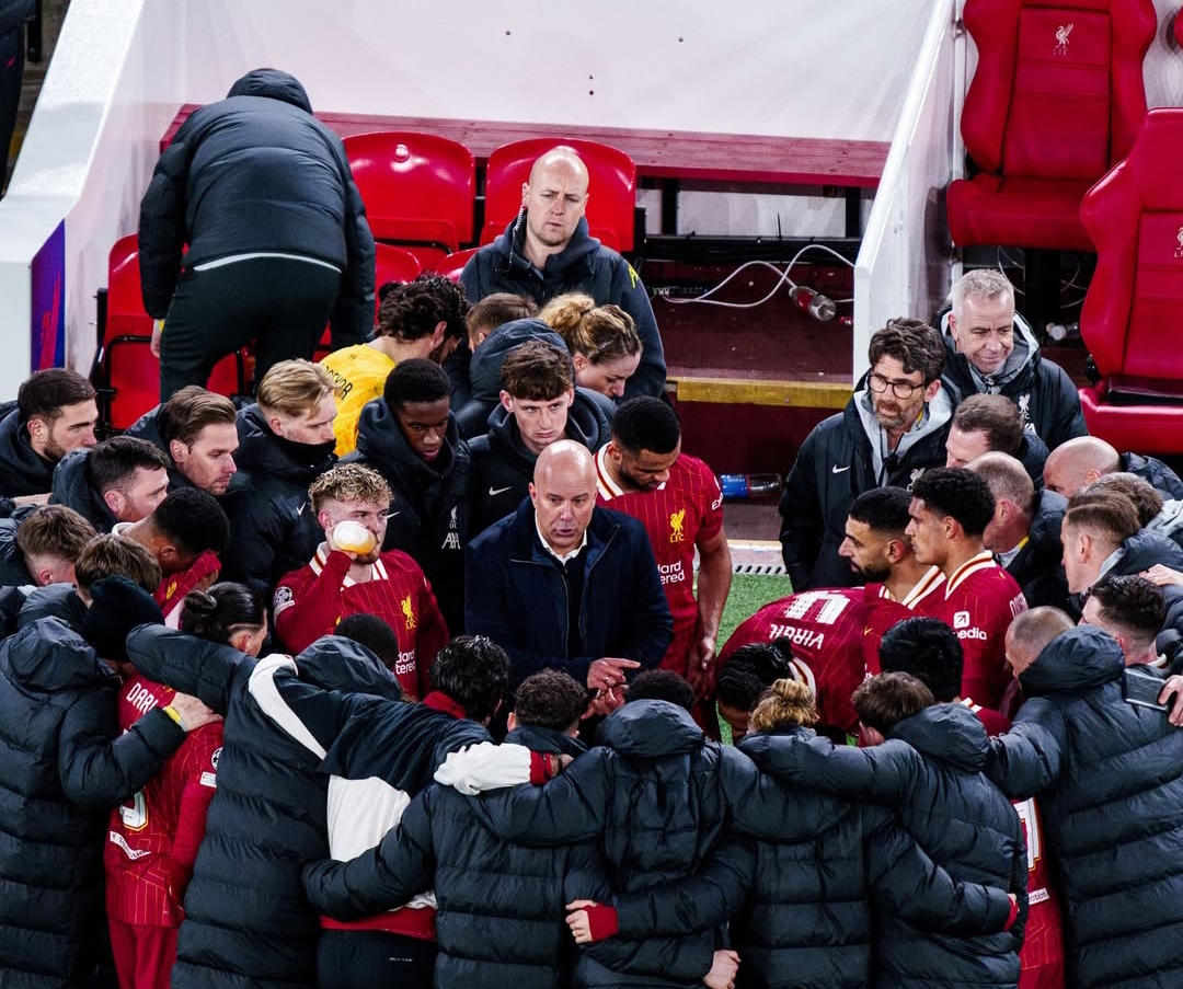 Arne Slot bersama pemainnya saat Liverpool kalah adu penalti melawan PSG, di Anfield pada Rabu dinihari WIB lalu. (Foto: Instagram @liverpoolfc)