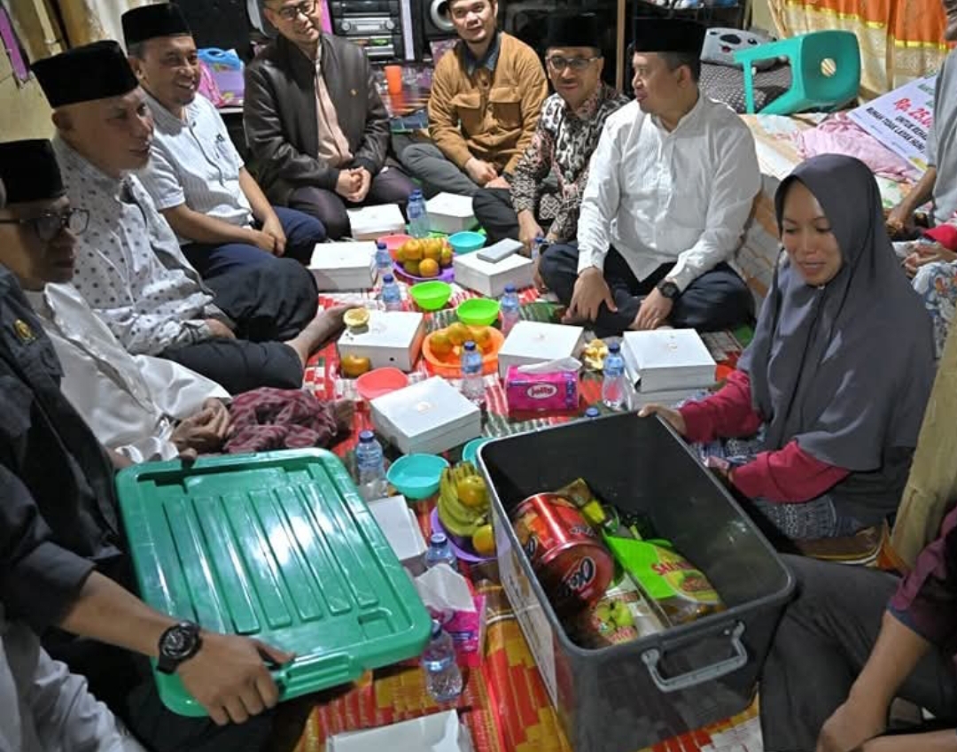 singgah sahur di rumah keluarga Abbas Fuad dan Lisnawati di Tarok Dipo, Kecamatan Guguk, Kamis (13/03/2025). (Foto: Adpim)