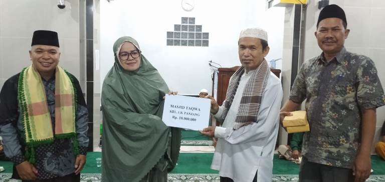 Koordinator Tim 25 Safari Ramadan Kota Sawahlunto, Dwi Darmawati  menyerahkan bantuan dana ke pengurus Masjid Taqwa Kelurahan Lubang Panjang, Kecamatan Barangin.