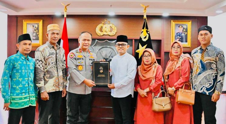Kapolda Sumbar, Irjen Pol Dr. Gatot Tri Suryanta, menyerahkan apresiasi karena terkesan dengan GSSB 40 Hari Penuh di Masjid Darul Huda Kecamatan Nanggalo, Padang.