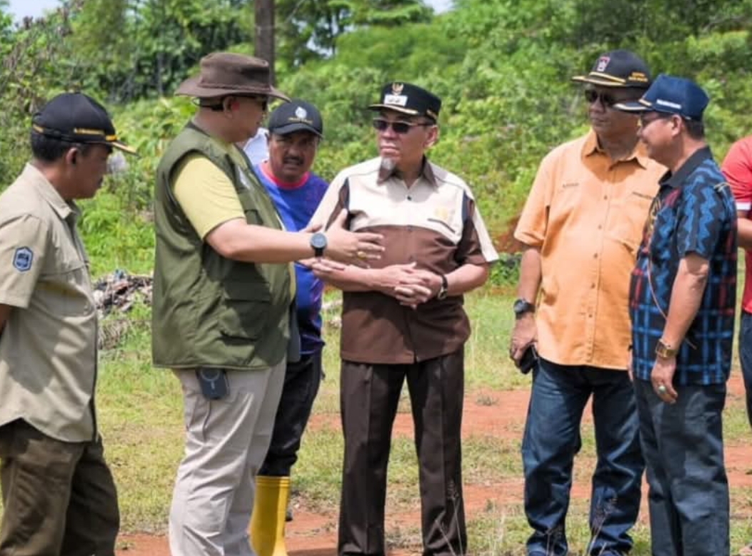 Wakil Wali Kota Padang Maigus Nasir dan Sekda Andree Algamar meninjau Bumi Perkemahan Pramuka Batu Gadang di Kecamatan Koto Tangah, Sabtu (15/3/2025). (Foto: Prokopim)