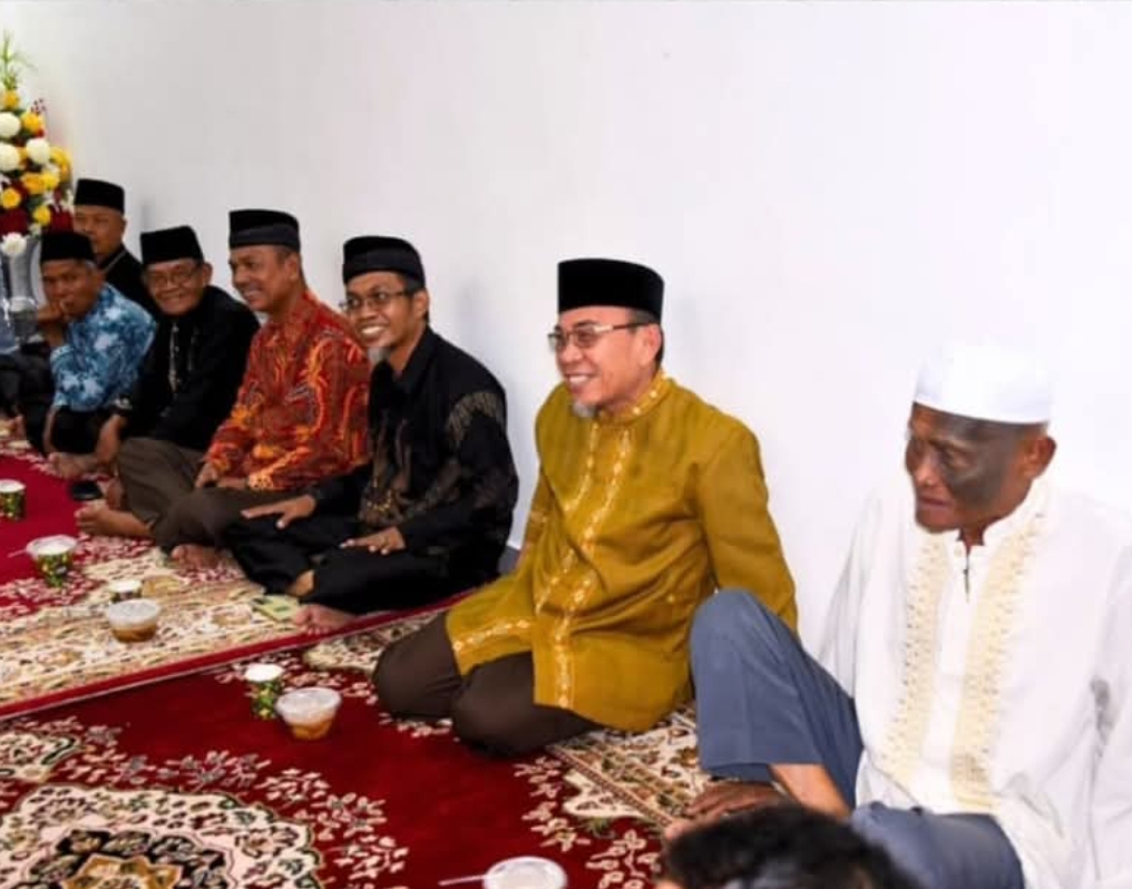 Wakil Wali Kota Padang, Maigus Nasir menggelar buka puasa bersama dengan pengurus Kerapatan Adat Nagari (KAN) Pauh IX, Kecamatan Kuranji. (Foto: Prokopim)