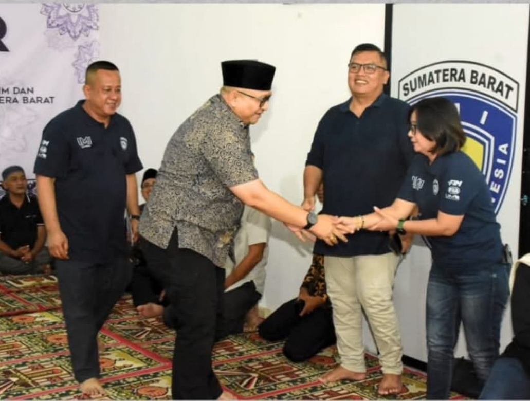 Sekda Padang, Andree Algamar, buka puasa bersama dan santuni anak yatim yang diselenggarakan IMI Sumbar. (Foto: Prokopim)