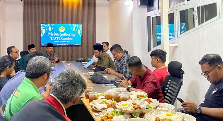 LDII Sumbar menggelar Media Gathering, Minggu (16/3/2025) fokus pada dukungan penguatan UMKM dan transparansi kebijakan efisiensi anggaran Pemprov Sumbar. (Randi/Padek)