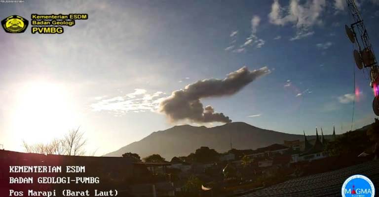 Gunung Marapi di Sumbar kembali erupsi pada Minggu pagi (16/3/2025) dengan tinggi kolom letusan 800 meter. (magma.esdm)