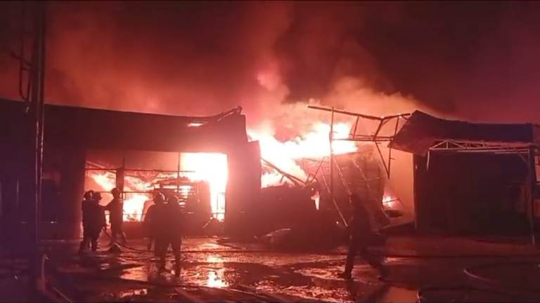 Gudang dan Kantor ACP Akrilik di Lubuklintah terbakar, Minggu malam (16/3/2025), kerugian mencapai Rp2 miliar. (Dinas Damkar Padang)