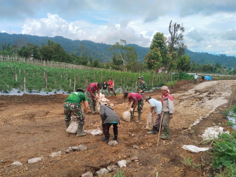PEMBANGUNAN: TNI dan masyarakat bahu-membahu membangun jalan penghubung Kotohilalang ke Pahambatan di Balingka, Agam, baru-baru ini.(SHYNTIA/PADEK)