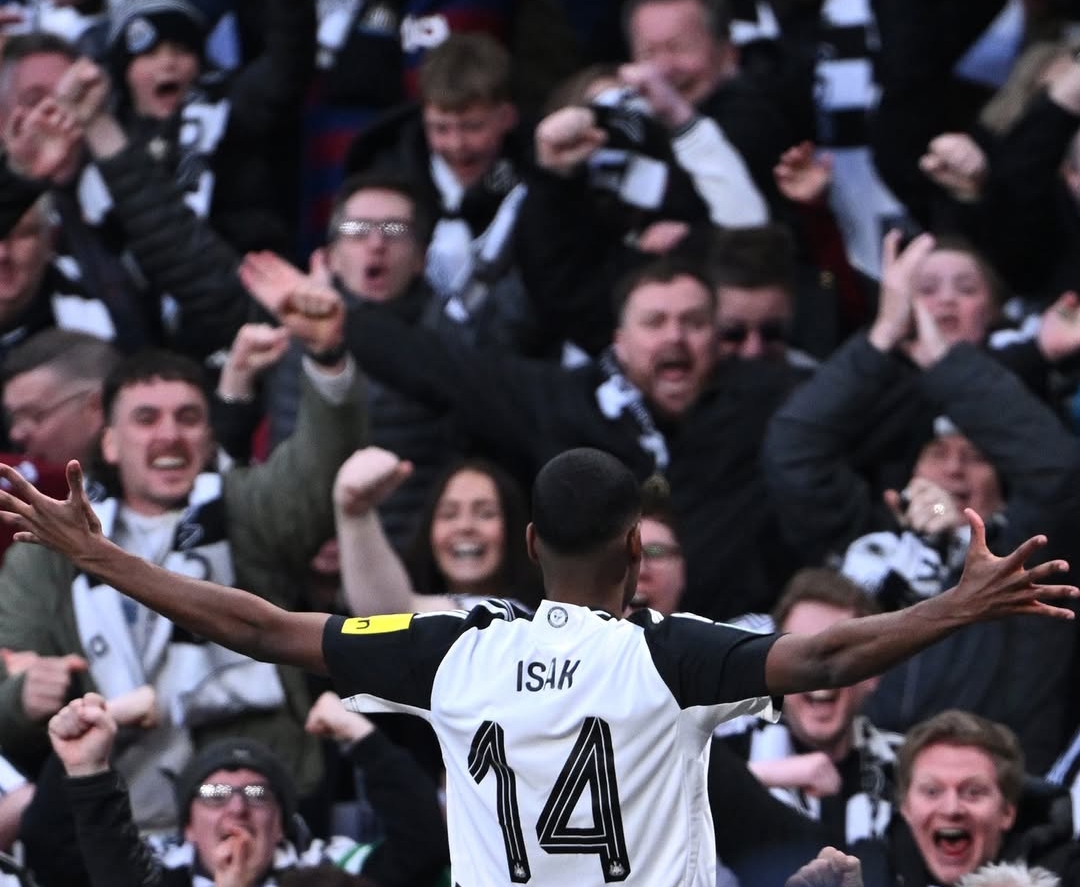 Alexander Isak mencetak gol saat Newcastle United juara Carabao Cup 2025 mengalahkan Liverpool 2-1 dalam laga final di Stadion Wembley, Senin (17/3) dinihari WIB.(Foto: Instagram @nufc)