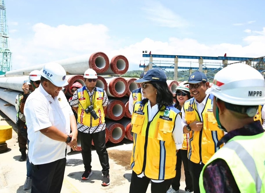 Wakil Menteri Pekerjaan Umum Diana Kusumastuti meninjau kesiapan infrastruktur jalan tol Trans Sumatera untuk menghadapi arus mudik dan balik Lebaran 2025. (Foto: Kementerian PU)