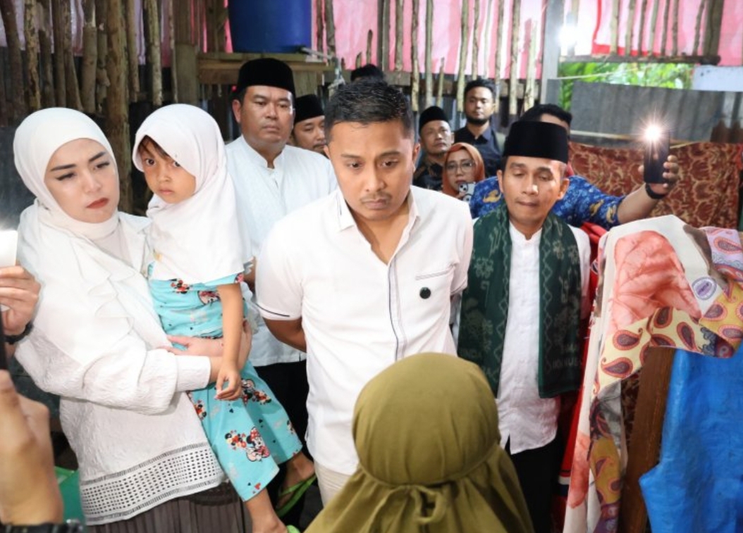 Wagub Sumbar Vasko Ruseimy bantu rehab rumah Rp25 juta dan Wako Pariaman Yota Balad beri modal usaha untuk ibu dua anak yang tinggal di gubuk. (Foto: Kominfo)