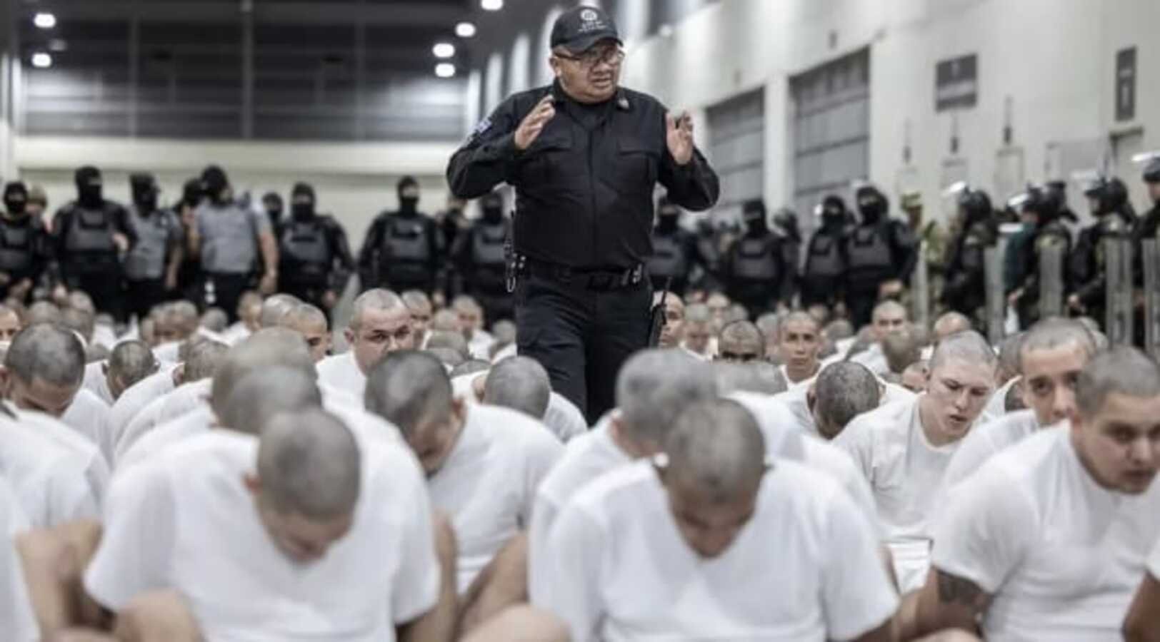 250 anggota geng kriminal akan dideportasi menuju El Salvador dan Venezuela oleh pemerintah AS.