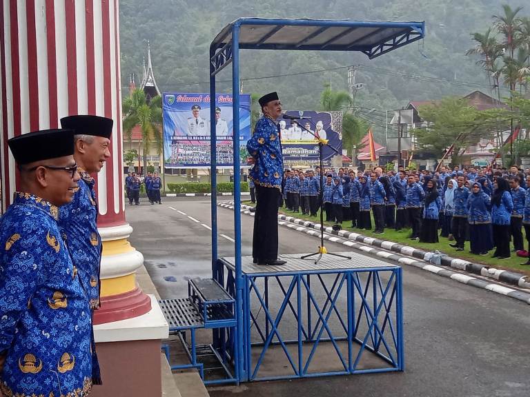 Bupati Pessel Hendrajoni menyampaikan arahan pada apel gabungan yang digelar Senin (17/3) di halaman kantor bupati setempat. (dok.yon)