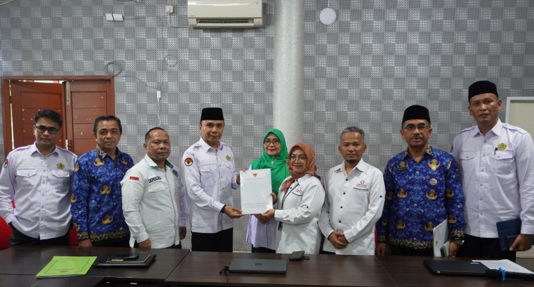 Ombudsman Sumbar menyerahkan laporan hasil pemeriksaan resmi ke Kanwil Kemenag Sumbar, Senin (17/3/2025). (Ombudsman Sumbar)