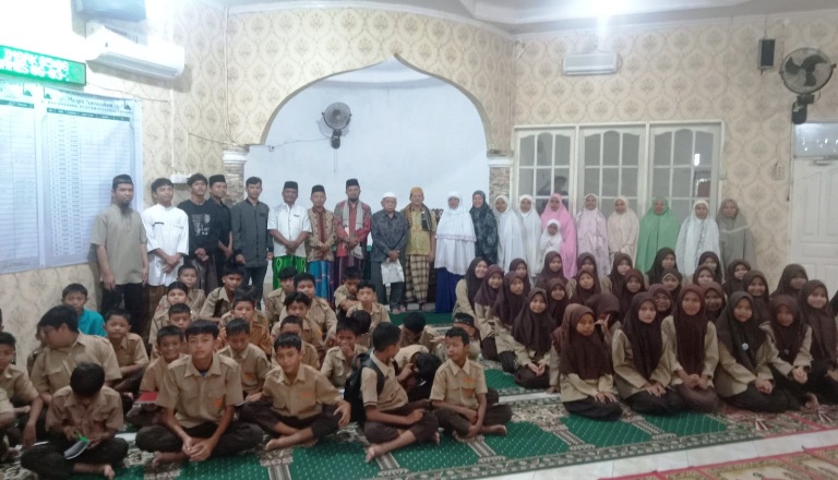 KOMPAK: Para peserta didik ketika melaksanakan Pesantren Ramadhan. Kegiatan ini dinilai efektif untuk mengantisipasi aksi tawuran di kalangan remaja.(TIM LAMAN GURU)