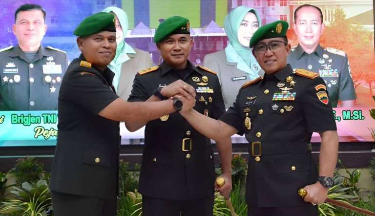 Pangdam I/Bukit Barisan, Mayjen TNI Rio Firdianto, salam komando dengan Danrem 032/Wirabraja yang baru, Brigjen TNI Mahfud SE MSi (kanan), dan pejabat lama, Brigjen TNI Wahyu Eko Purnomo SIP.