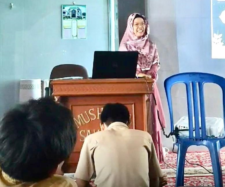 SERIUS: Siswa SMPN 30 Padang terlihat serius dalam kegiatan pembelajaran yang dipandu guru mereka.(TIM LAMAN GURU)