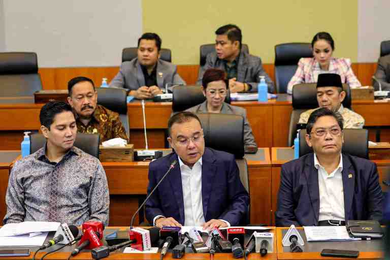 KLAIM TAK BURU-BURU: Wakil Ketua DPR Sufmi Dasco Ahmad bersama Ketua Komisi I DPR Utut Adianto  dan Wakil Ketua Komisi I DPR Budisatrio Djiwandono memberikan keterangan pers.(SALMAN TOYIBI/JPG)