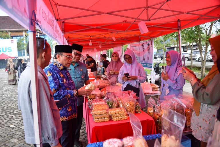 MENINJAU: Wawako Padang Maigus Nasir meninjau produk UMKM di salah satu stan Padang Ramadhan Fest 2025, Senin (17/3).(DOK PROKOPIM PADANG)