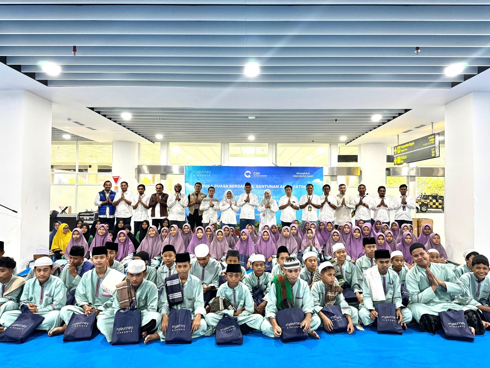 Angkasa Pura Indonesia (InJourney Airports) Kantor Cabang Bandara Internasional Minangkabau (BIM) menggelar buka puasa bersama dan memberikan santunan kepada 200 anak yatim. (Foto: Humas)
