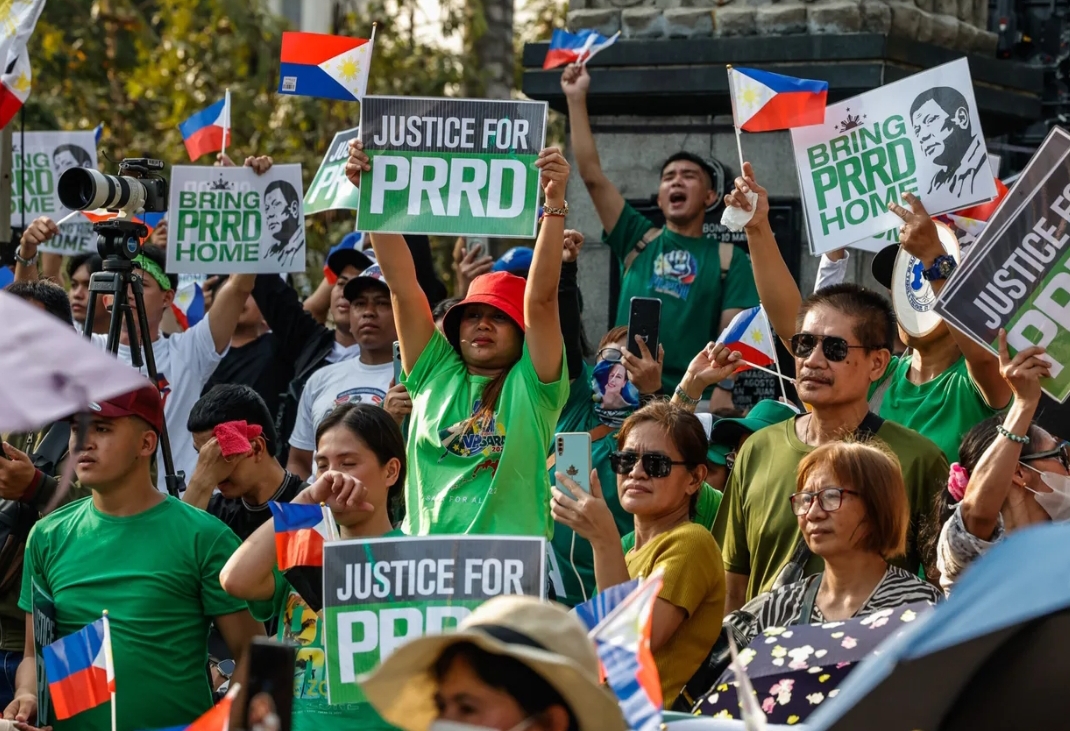 Para pendukung Duterte berunjuk rasa meminta pemerintah Marcos untuk memulangkan mantan presiden Rodrigo Duterte. (Foto oleh Jire Carreon/Rappler)