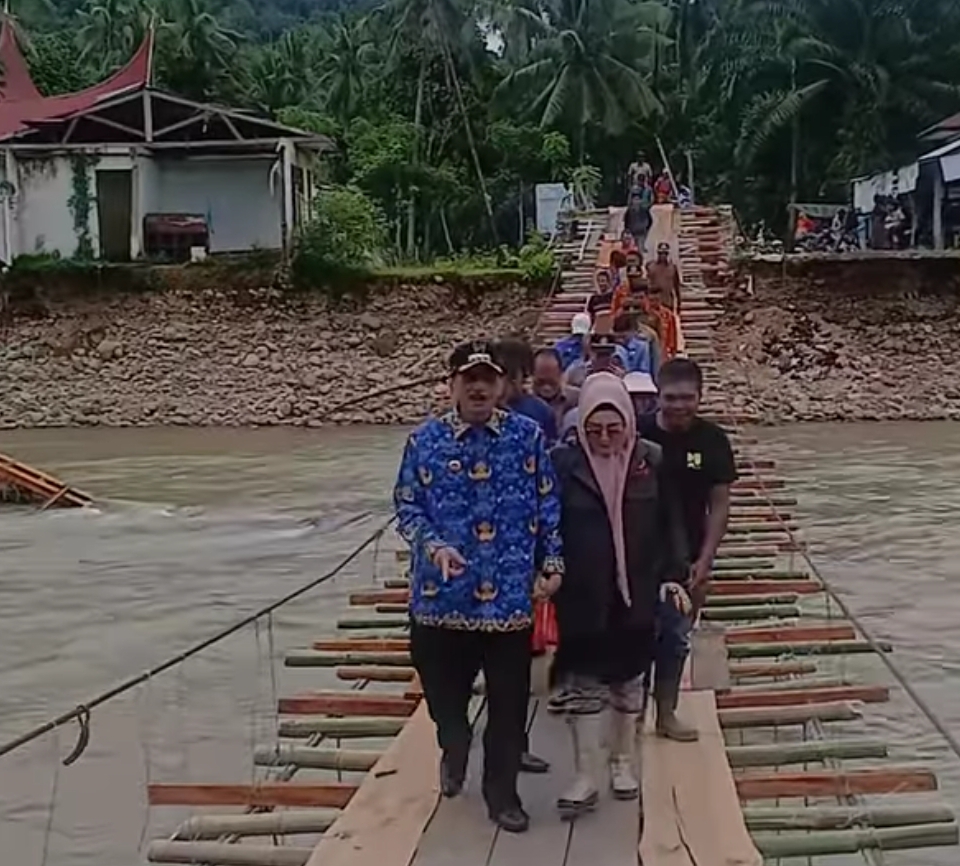 Bupati Pessel, Hendrajoni bersama Anggota Komisi VIII DPR RI Lisda Hendrajoni, sarta mitra PNPB meninjau jembatan gantung Palangai, Senin (17/3). (Foto: HJ)