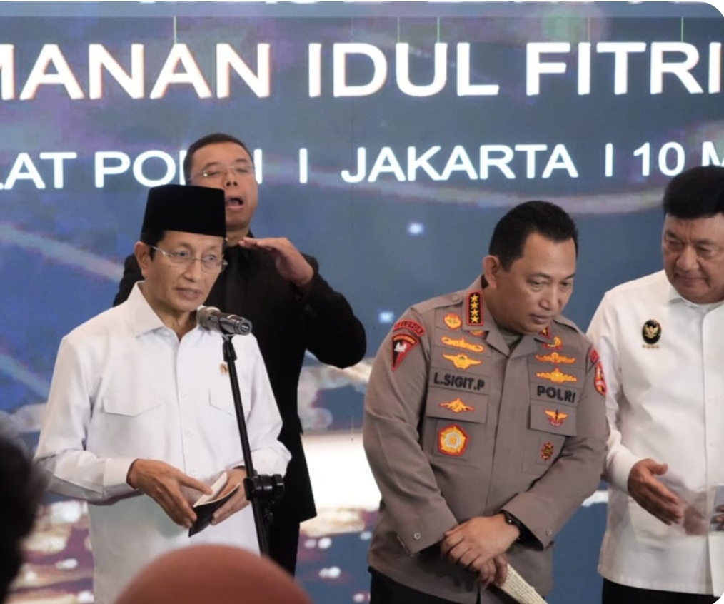 Menag Nasaruddin Umar (kiri) beri keterangan pers usai Rapat Koordinasi Lintas Sektoral Kesiapan Pengamanan Idul Fitri 1446 H. (Foto: Humas Kemenag)