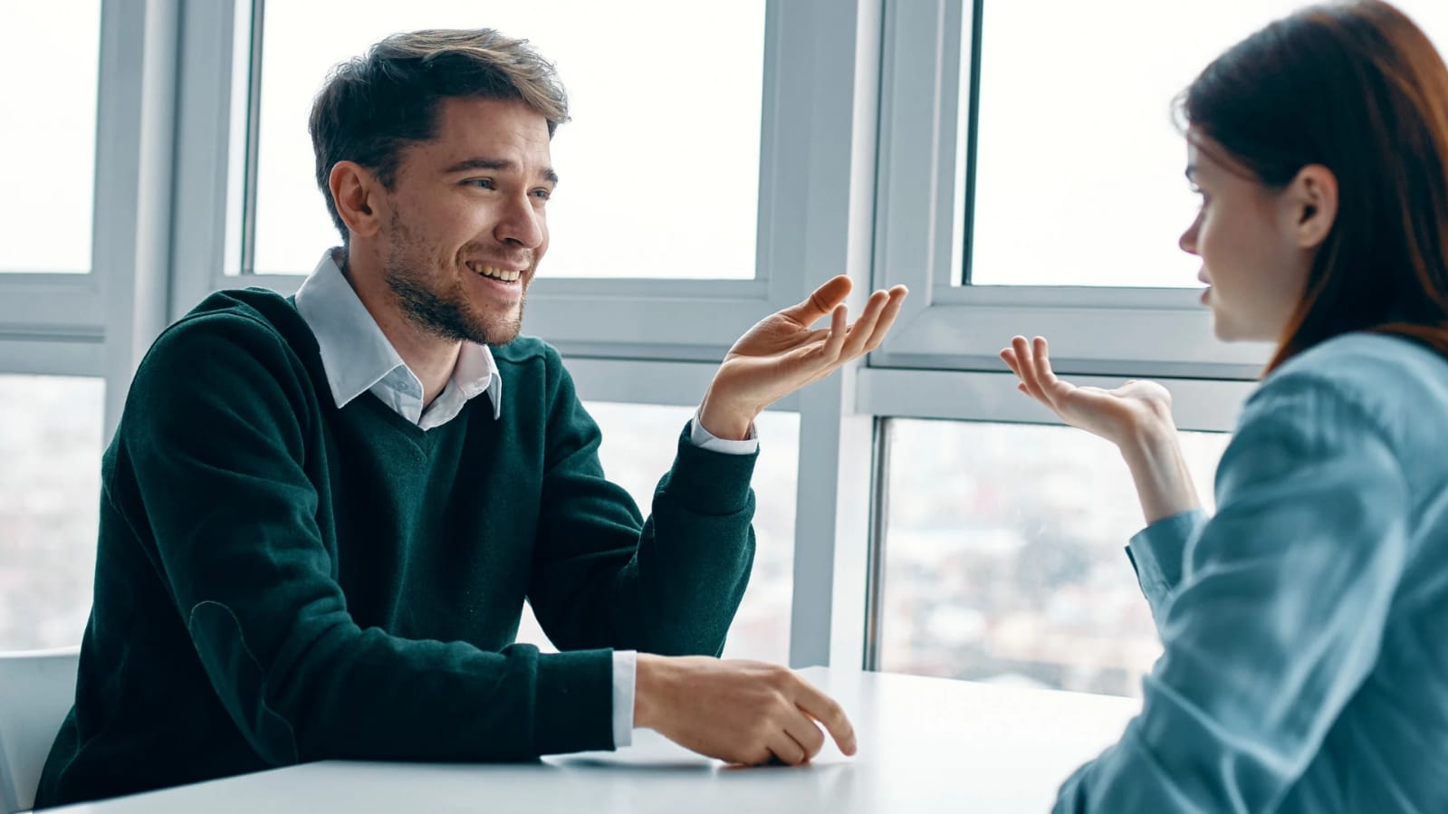 Ilustrasi percakapan antara lawan jenis.