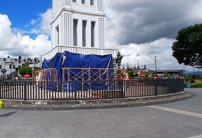 MAGNET: Pemko Bukittinggi membenahi pedestarian Jam Gadang untuk menyambut momen libur Hari Raya Idul Fitri 1446 Hijriah.(NANDA ANGGARA/PADEK)