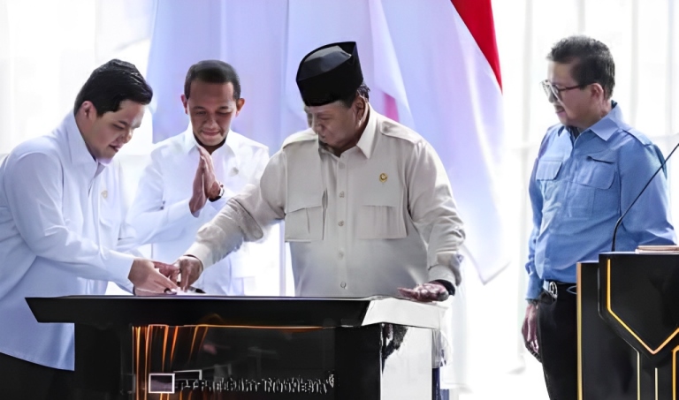 Presiden Prabowo Subianto meresmikan smelter PT Freeport Indonesia (PTFI) didampingi Menteri BUMN Erick Thohir, Menteri ESDM Bahlil Lahadalia, dan Presdir PTFI Tony Wenas di Gresik, Senin (17/3/2025).