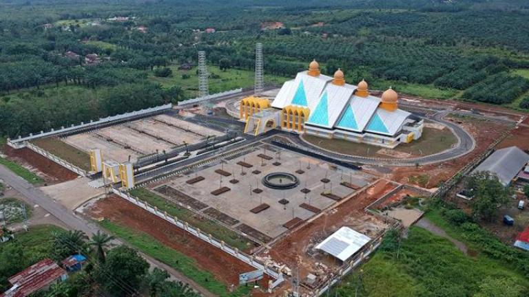 BERSEJARAH: Masjid Agung menjadi saksi bisu pusat pendidikan dan penyebaran agama Islam di Dharmasraya.(ZULFIA ANITA/PADEK)