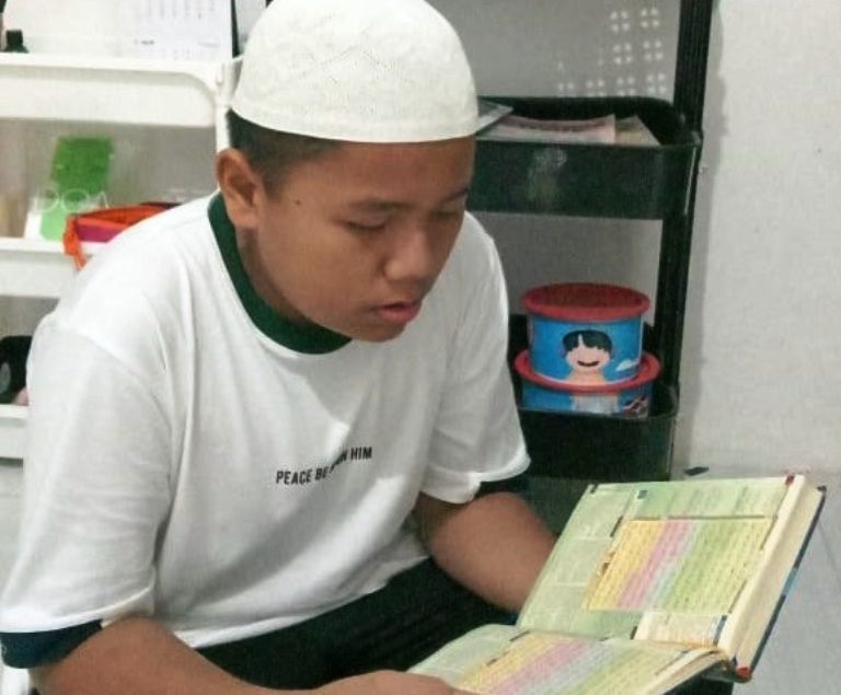 SERIUS: Adelio Azire saat mengulangi hafalannya Senin (17/3).(RETNO UNTUK PADEK)