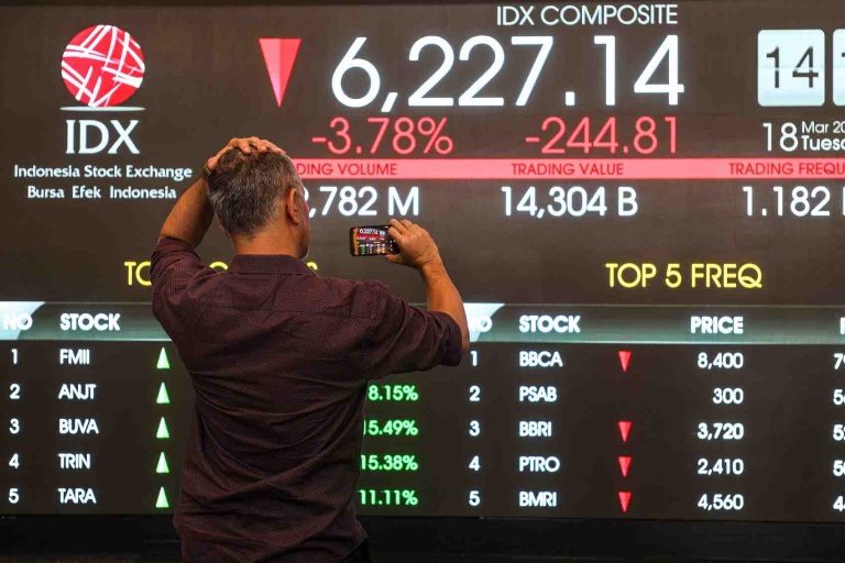 TRADING HALT: Wartawan berada di depan layar Indeks Harga Saham Gabungan (IHSG) di Bursa Efek Indonesia, Jakarta, Selasa (18/3).(SALMAN TOYIBI/JPG)