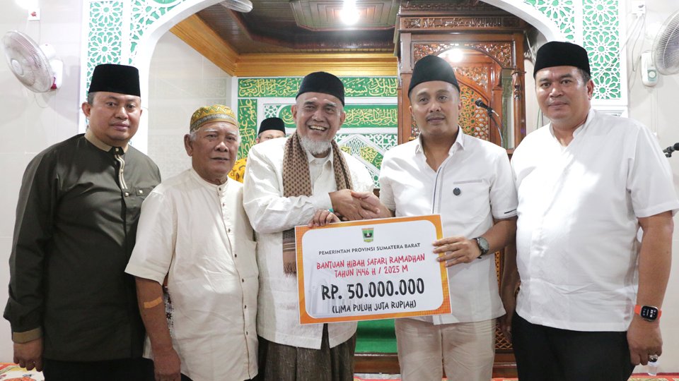 DISERAHKAN: Wakil Gubernur Sumbar, Vasko Ruseimy menyerahkan bantuan senilai Rp 50 juta dari Pemprov Sumbar.(ZIKRINIATI/PADEK)