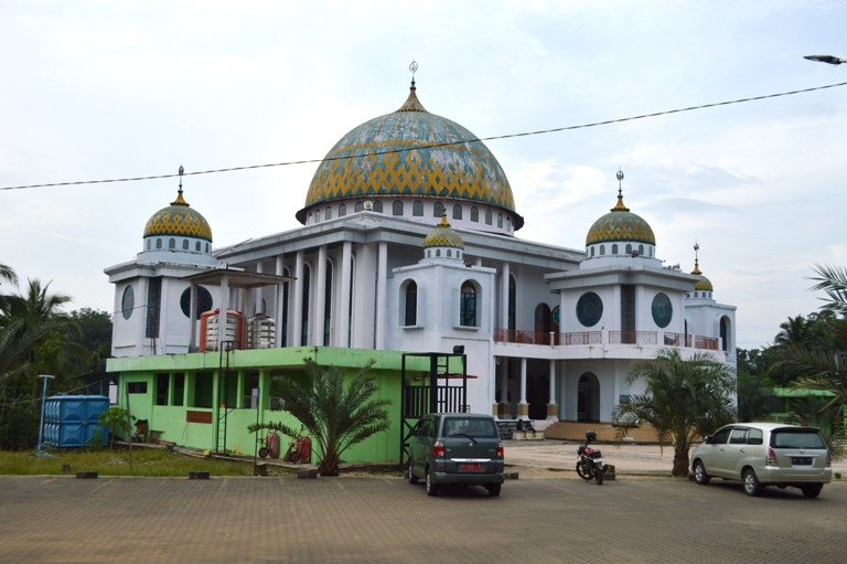 ASRI: Masjid Istiqlal Sijunjung berdiri megah dan selalu membuat jamaah betah.(YULICEF ANTONI/PADEK)