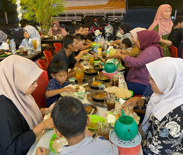 NIKMAT: Sejumlah pengunjung terlihat menikmati sajian Sambal Cobek Bakar Semanggi Pariaman.(ZIKRINIATI/PADEK)