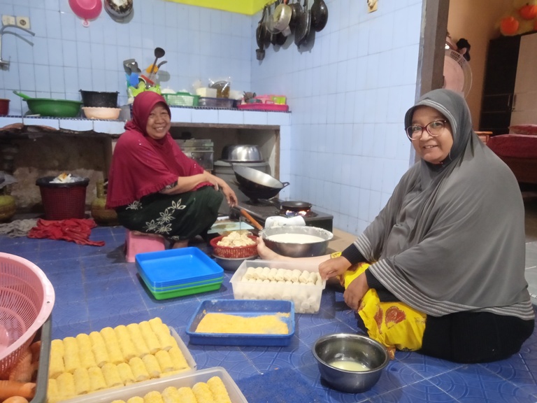 TETAP BERTAHAN: Nelly Zahara bersama ibunya Yusneti tengah mengolah adonan kue dan takjil yang akan dijual di pasa pabukoan Painan, kemarin.(YONI SYAFRIZAL/PADEK)