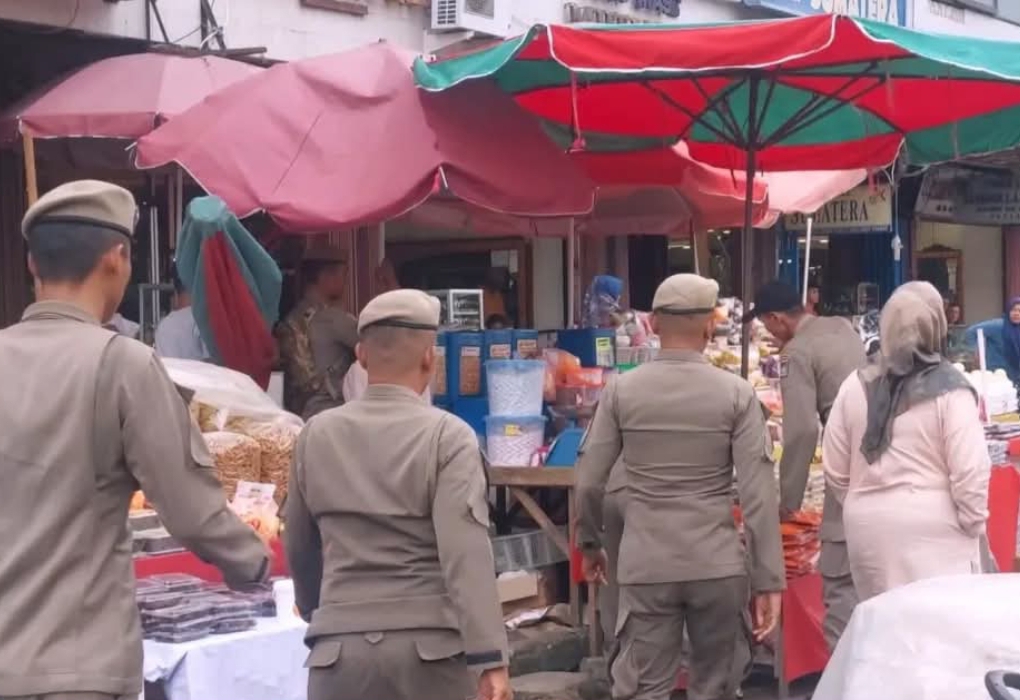 Satpol PP Padang melakukan operasi penertiban Pedagang Kaki Lima (PKL) yang berjualan di badan jalan dan trotoar kawasan Pasar Raya Barat.(Foto: Humas)