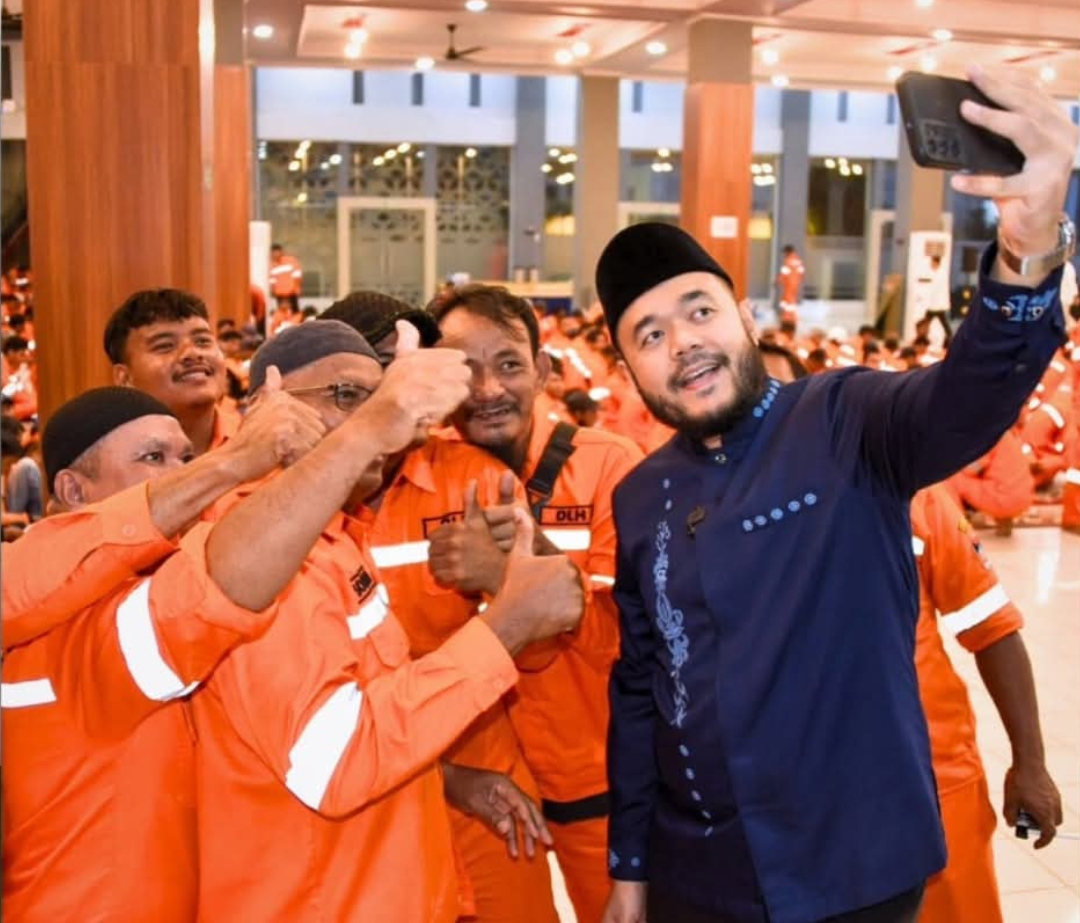 Wali akota Padang, Fadly Amran bersama Pasukan Orange atau petugas kebersihan Dinas Lingkungan Hidup Kota Padang di sela buka bersama. (Foto: Prokopim)