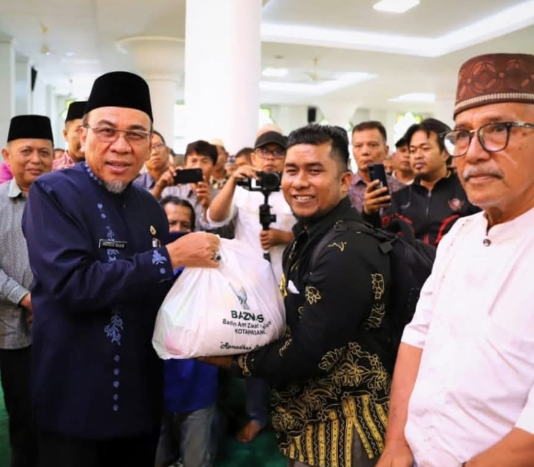 Wakil Wali Kota Padang, Maigus Nasir menyerahkan paket sembako saat meluncurkan Program Ramadhan Berbagi ke-XV. (Foto: Prokopim)