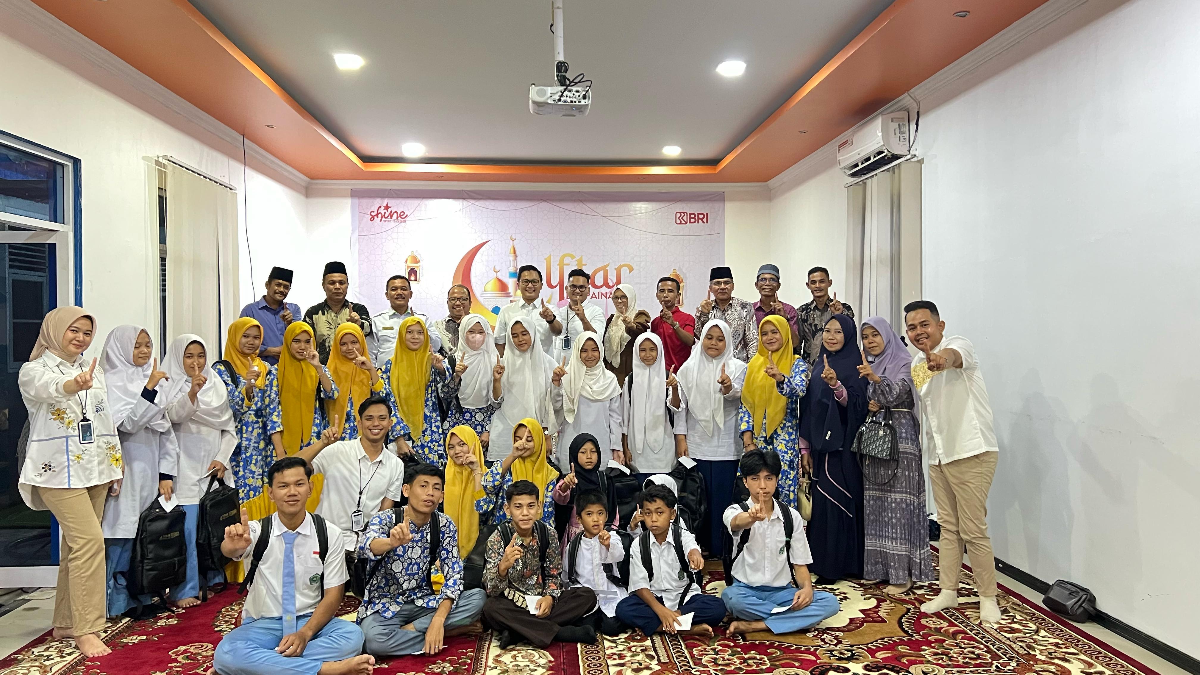 Pinca BRI Painan, Alvin Nur Muhammad dan jajarannya foto bersama dengan anak Panti Asuhan Muhammadiyah Pessel. (dok Yogi)