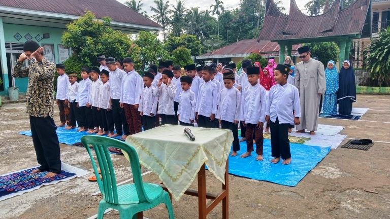 SERIUS: Murid UPTD SD Negeri 01 Balaipanjang terlihat sedang serius dalam melaksanakan pembelajaran salat berjamaah di lingkungan sekolah mereka.(TIM LAMAN GURU)