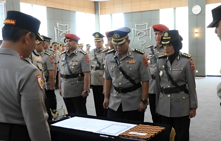 Kapolda Sumbar Irjen Pol Gatot Tri Suryanta memimpin Sertijab enam pejabat utama Polda Sumbar, di lantai empat Mapolda Sumbar pada Rabu (19/3/2025). (Humas Polda Sumbar)