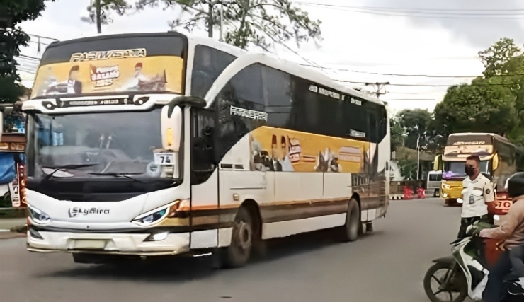 Terlihat dua armada bus yang membawa perantau pulang basamo gelombang 1 telah tiba di Sumatera Barat.